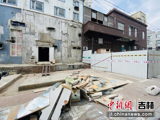执法人员对随意堆放被匣,装修建筑垃圾的商家进行了管理处罚。 李丹/摄