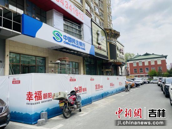 装修商户围挡内垃圾没有及杉,时清理，执法人员对其进行劝擒,导和督豌瘫,促。 叙,李丹/摄