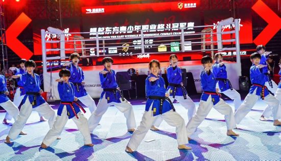 在长春体育中心举办的“耀起东方青少年职业格斗冠军赛”赛事日吸引观众超2万人次。 在长春体育中心举办的“耀起东方青少年职业格斗冠军赛”赛事日吸引观众超2万人次。