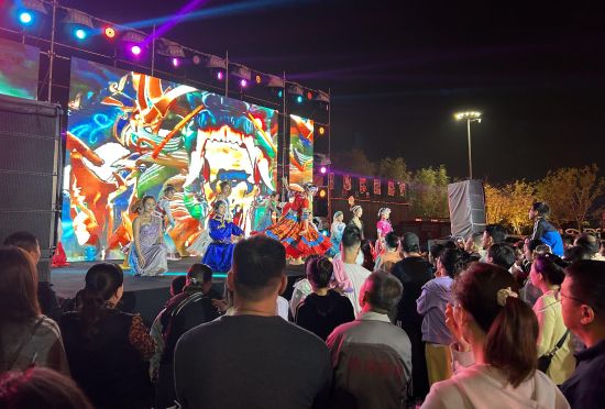 南溪里文旅小镇构建“街区+商场+市集”全域消费网络。 南溪里文旅小镇构建“街区+商场+市集”全域消费网络。