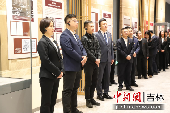 与会人员观展。 孙悦/摄 与会人员观展。 孙悦/摄