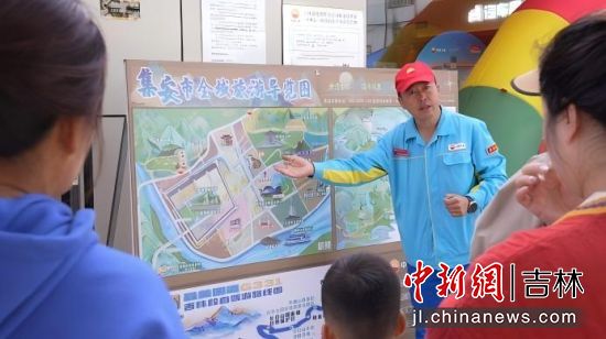 通化分公司集安片区加油站为客户介绍当地的旅游景点。中国石油吉林销售公司/供图 通化分公司集安片区加油站为客户介绍当地的旅游景点。中国石油吉林销售公司/供图