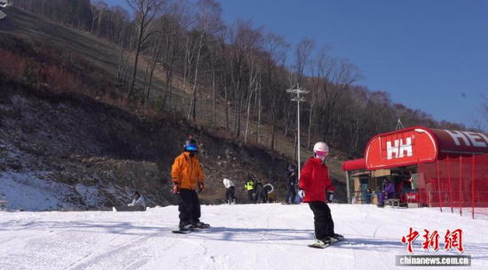 滑雪爱好者体验“首滑”。 石洪宇 摄 滑雪爱好者体验“首滑”。 石洪宇 摄