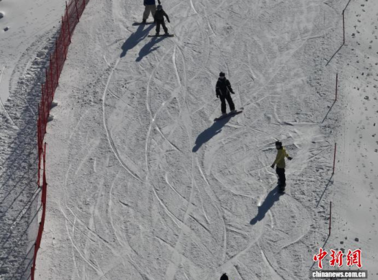 滑雪爱好者在雪道体验吉林新雪季“首滑”。 北大湖雪场供图 滑雪爱好者在雪道体验吉林新雪季“首滑”。 北大湖雪场供图