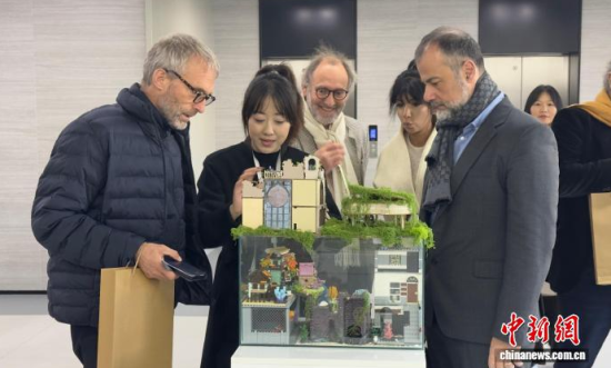 10月23日,法国教育与影视界专家在长春师范大学文旅与电影学院(长影电影学院)观看大学生创作的定格动画场景。 郭佳 摄 10月23日,法国教育与影视界专家在长春师范大学文旅与电影学院(长影电影学院)观看大学生创作的定格动画场景。 郭佳 摄