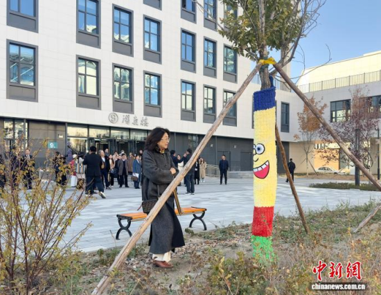 10月23日,吉林长春,大学生给树穿上棉衣。 郭佳 摄 10月23日,吉林长春,大学生给树穿上棉衣。 郭佳 摄