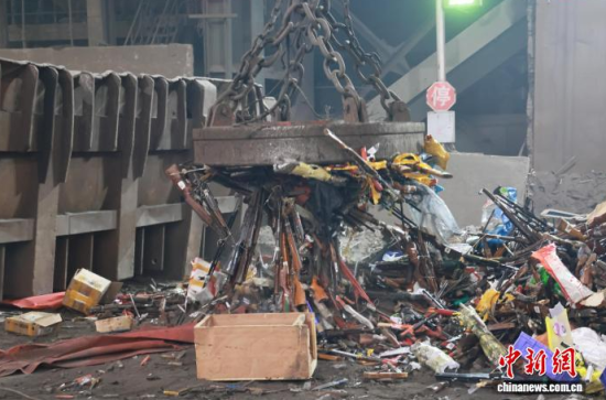 10月29日,吉林通化,集中销毁非法枪爆物品现场。金滢滢 摄 10月29日,吉林通化,集中销毁非法枪爆物品现场。金滢滢 摄