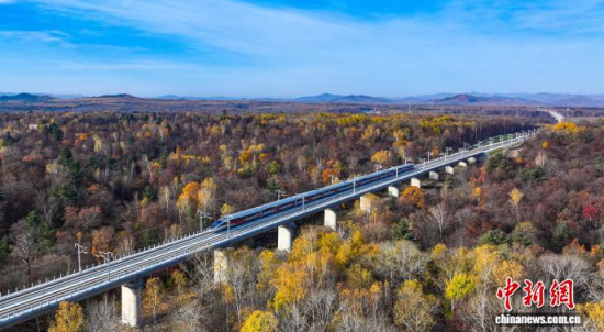11月4日,复兴号列车奔驰在沈白高铁上。陈明 摄 11月4日,复兴号列车奔驰在沈白高铁上。陈明 摄