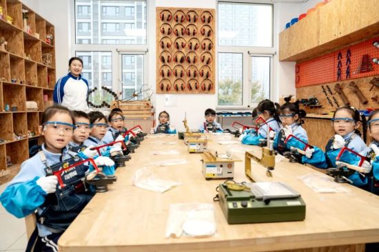 净月高新区幼儿园小朋友在创客教室开展手工实践学习 净月高新区幼儿园小朋友在创客教室开展手工实践学习