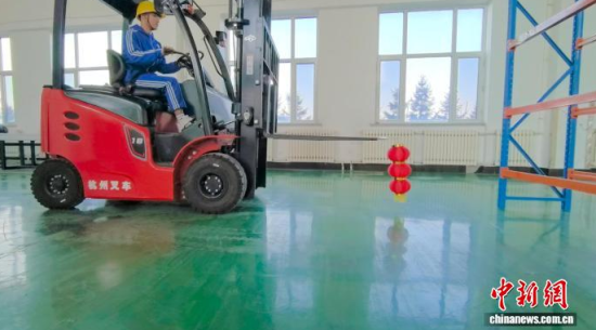 刘纪博正在用叉车挂红灯笼。 石洪宇 摄 刘纪博正在用叉车挂红灯笼。 石洪宇 摄