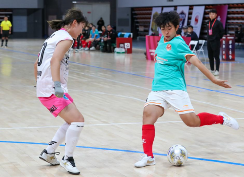 长春长早风云队球员王悦馨(左)在比赛中盯防北京体育大学队球员王银梨 长春长早风云队球员王悦馨(左)在比赛中盯防北京体育大学队球员王银梨