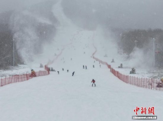 滑雪爱好者在雪道上驰骋。 吉林市冰雪试验区北大湖雪场供图 滑雪爱好者在雪道上驰骋。 吉林市冰雪试验区北大湖雪场供图