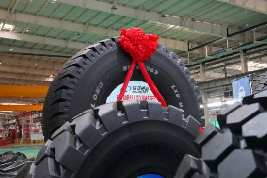 厂房内摆放的“玲珑”品牌巨型全钢工程子午线轮胎 厂房内摆放的“玲珑”品牌巨型全钢工程子午线轮胎