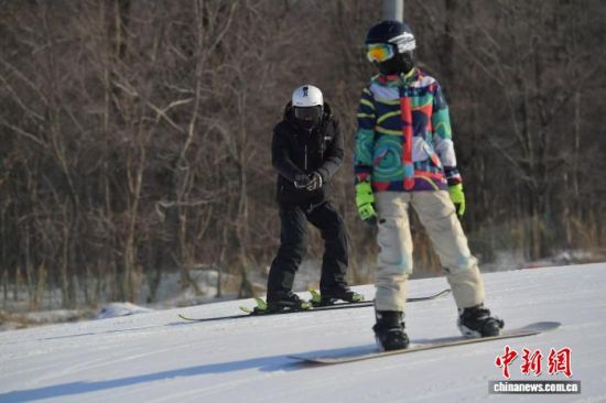 滑雪爱好者正在吉林市的雪场滑雪。(资料图)刘栋 摄 滑雪爱好者正在吉林市的雪场滑雪。(资料图)刘栋 摄