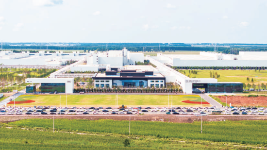 奥迪一汽新能源汽车有限公司投产后,为新能源汽车产业注入全新活力。 奥迪一汽新能源汽车有限公司投产后,为新能源汽车产业注入全新活力。