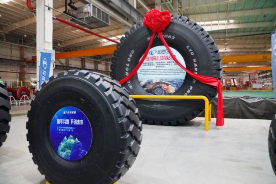 10月18日,玲珑轮胎在长春工厂迎来重大突破——首条自主研制的5980R63“玲珑”品牌巨型全钢工程子午线轮胎成功下线。 10月18日,玲珑轮胎在长春工厂迎来重大突破——首条自主研制的5980R63“玲珑”品牌巨型全钢工程子午线轮胎成功下线。