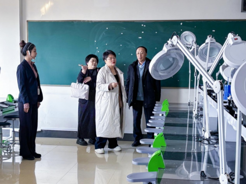 张培一行参观学校实训室 张培一行参观学校实训室