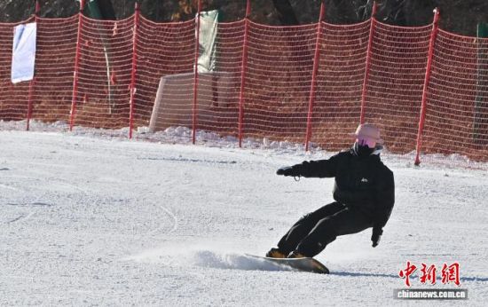 11月21日,长春莲花山滑雪场开板,引滑雪爱好者体验。 张瑶 摄 11月21日,长春莲花山滑雪场开板,引滑雪爱好者体验。 张瑶 摄