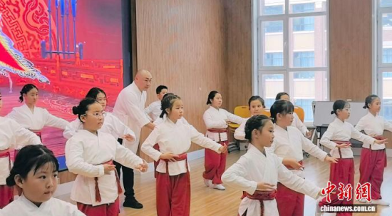 京剧演员史秉权正在给小学生们上课。 石洪宇 摄 京剧演员史秉权正在给小学生们上课。 石洪宇 摄