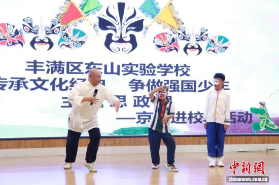 史秉权(左一)正在给学生们上课。(资料图) 吉林市丰满区东山实验学校供图 史秉权(左一)正在给学生们上课。(资料图) 吉林市丰满区东山实验学校供图