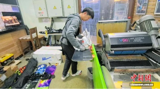 于春胜正在打磨雪板。 石洪宇 摄 于春胜正在打磨雪板。 石洪宇 摄