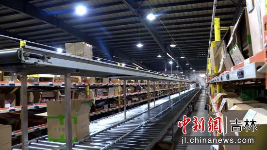 隆马特改造升级后极大提升商品分配效率 延吉市委宣传部/供图 隆马特改造升级后极大提升商品分配效率 延吉市委宣传部/供图