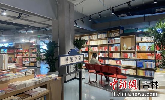 市民在“这有书”阅读书籍。金乔/摄 市民在“这有书”阅读书籍。金乔/摄