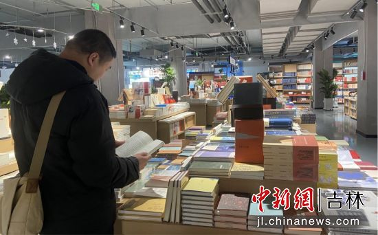 吉林省新华书店打造的东、西、南、北、中五大差异化书房已全部营业。金乔/摄 吉林省新华书店打造的东、西、南、北、中五大差异化书房已全部营业。金乔/摄