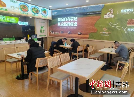 充电等待时间里,车主在享受温馨“食”光。黄建/供图 充电等待时间里,车主在享受温馨“食”光。黄建/供图