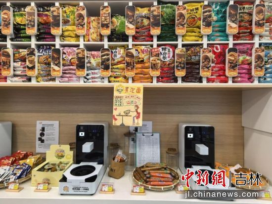 东环城路充电站的便利店内,各种口味的泡面一应俱全。李林燕/供图 东环城路充电站的便利店内,各种口味的泡面一应俱全。李林燕/供图