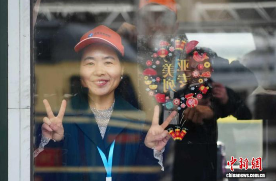 在长春站站台,旅客搭乘“候鸟”专列准备出发。王贺摄 在长春站站台,旅客搭乘“候鸟”专列准备出发。王贺摄