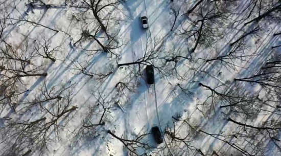 参与者驾车穿越森林。 蛟河市委宣传部供图 参与者驾车穿越森林。 蛟河市委宣传部供图