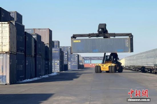 12��11�գ�����������������Ա��������·�ڰ����м�װ���װ�������� ��