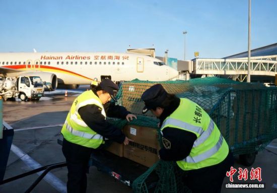 12��16�գ��������λ������ع�Ա�ڼ����ҵ�����Գ��ڻ����з���пڰ����ڼ�ܡ�(�������ع�ͼ)