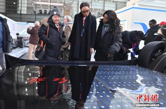 12月16日,吉林长春,代表团成员在中国一汽参观。 张瑶 摄 12月16日,吉林长春,代表团成员在中国一汽参观。 张瑶 摄