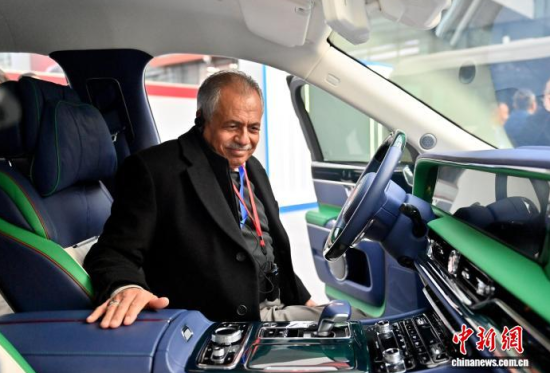 12月16日,吉林长春,代表团成员体验中国汽车。 张瑶 摄 12月16日,吉林长春,代表团成员体验中国汽车。 张瑶 摄