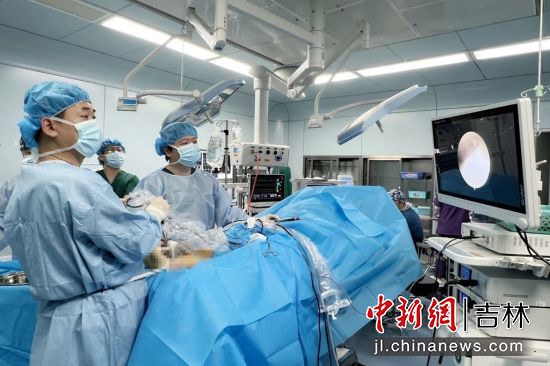为患者做手术 延吉市委宣传部/供图