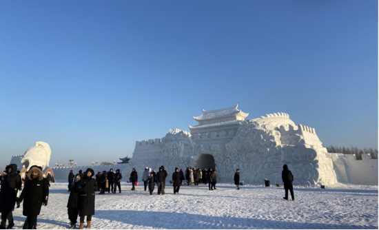 第三届太平池冰雪美食禧乐汇依托太平池30万平方米广阔场地与天然冰湖资源打造7.5万立方米冰雪乐园。 第三届太平池冰雪美食禧乐汇依托太平池30万平方米广阔场地与天然冰湖资源打造7.5万立方米冰雪乐园。