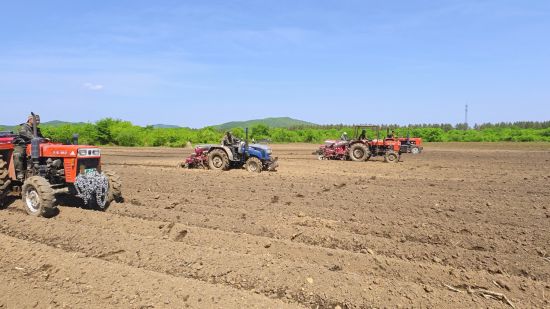 春耕现场(资料图) 春耕现场(资料图)