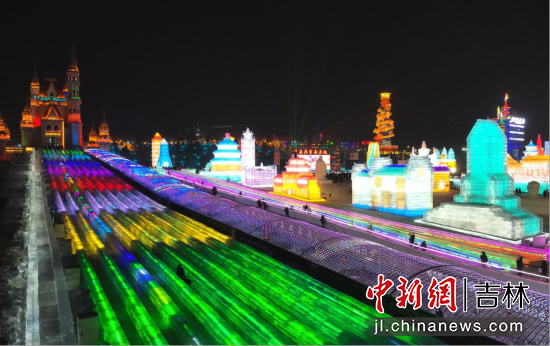 长春冰雪新天地成为外地游客打卡的热门景点。张瑶/摄 长春冰雪新天地成为外地游客打卡的热门景点。张瑶/摄