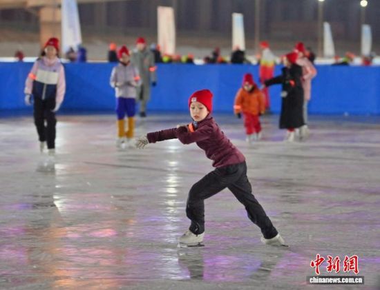 1月6日,吉林长春,小运动员向观众展示花样滑冰。张瑶 摄 1月6日,吉林长春,小运动员向观众展示花样滑冰。张瑶 摄