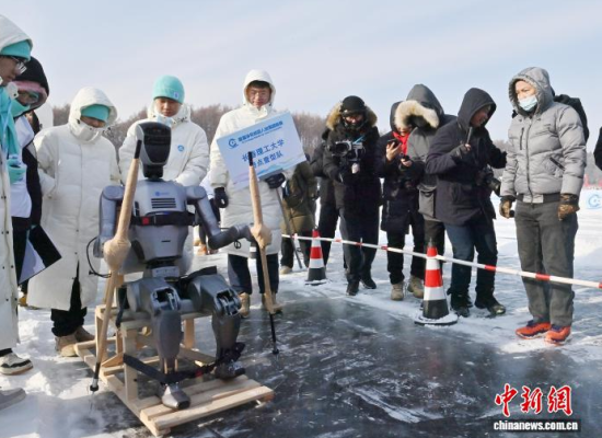 1月10日,吉林长春,一机器人在滑冰。 张瑶 摄 1月10日,吉林长春,一机器人在滑冰。 张瑶 摄
