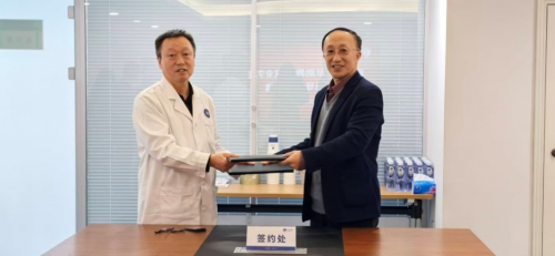 闫立安(右)代表学校与医院相关负责人签约 闫立安(右)代表学校与医院相关负责人签约