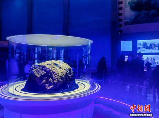 游客在参观“吉林一号”陨石。 张奥捷 摄 游客在参观“吉林一号”陨石。 张奥捷 摄