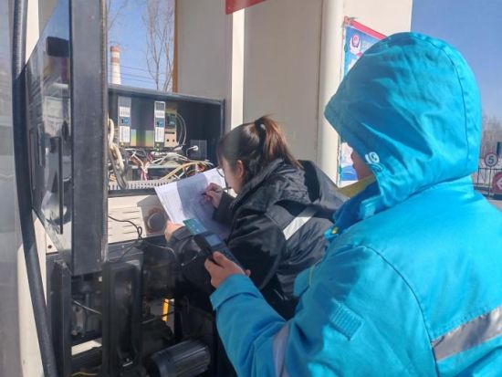 辽源分公司检查小组对加油站设备进行检查。 辽源分公司检查小组对加油站设备进行检查。