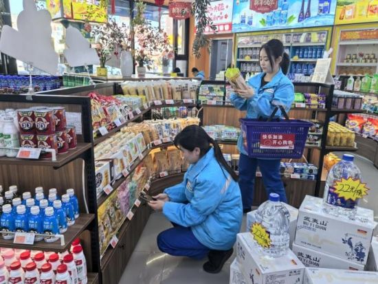 松原分公司前郭加油站员工检查商品保质期。 松原分公司前郭加油站员工检查商品保质期。