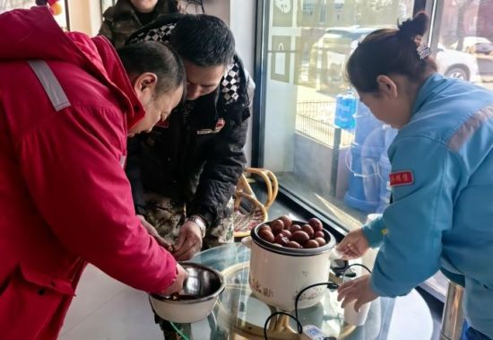 通化分公司山城镇加油站为农户提供茶叶蛋。 通化分公司山城镇加油站为农户提供茶叶蛋。