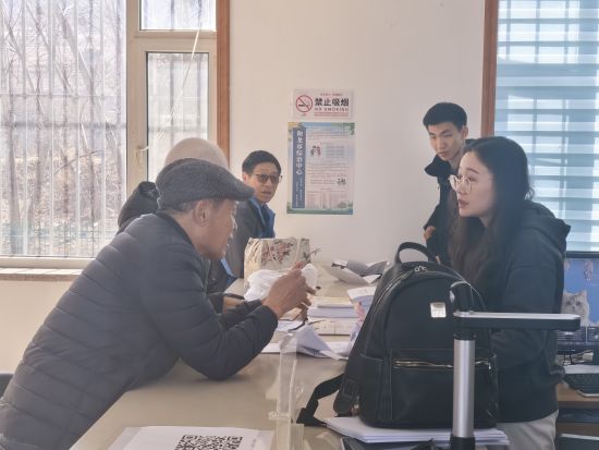 受理业务发放明白卡 和龙市委宣传部/供图 受理业务发放明白卡 和龙市委宣传部/供图