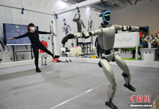 3月26日,吉林长春,机器人实时模拟人的动作。 张瑶 摄 3月26日,吉林长春,机器人实时模拟人的动作。 张瑶 摄