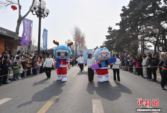 3月21日,长春2027第33届世界大学生冬季运动会吉祥物在吉林长春与民众见面。 中新社记者 张瑶 摄 3月21日,长春2027第33届世界大学生冬季运动会吉祥物在吉林长春与民众见面。 中新社记者 张瑶 摄